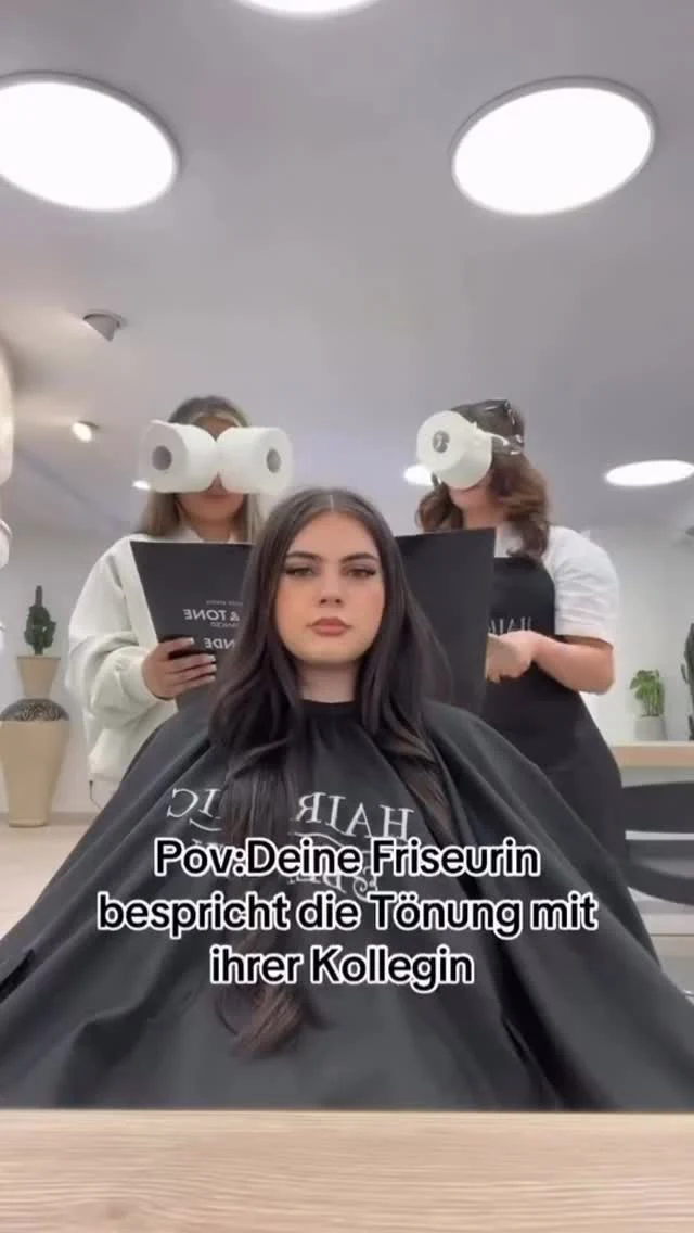 POV: Wenn deine Friseurin und ihre Kollegin die perfekte Tönung analysieren… 👀😂Am Ende zählt nur eins: Die Farbe muss perfekt sein! ✨✂️#friseur #hairstylist #reelsviral