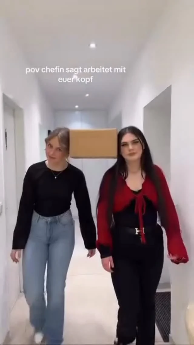 POV: Chefin sagt ‚arbeitet mit eurem Kopf…und mein Kopf macht erstmal Pause 💀wir geben unser Bestes 😂🤪#POV #SalonLife #FriseurAlltag