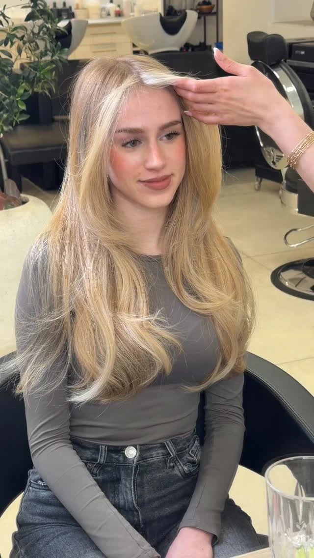 Je laissais la veste… ✨Soft, helles Blond trifft auf perfekte Curtain Bangs & zartes Face Framing 💫Ein Look, der Leichtigkeit, Eleganz und pure Glow-Vibes ausstrahlt 🤍Natürlich, strahlend und einfach zeitlos schön.#Balayage #BlondeHair #HairGoals