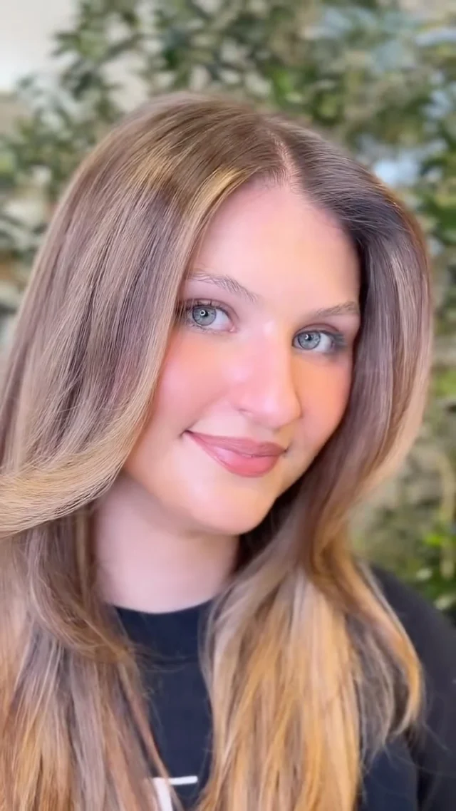 Dunkelrot. Schwarz. Und jetzt dieser Glow… ❤️‍🔥Wir haben aus tiefen, dunklen Tönen eine warme Blond-Balayage gezaubert ✨Sanfte Übergänge, mega Dimension und einfach WOW 😍Wer hätte gedacht, dass aus so dunklem Haar SO ein Ergebnis möglich ist? 👀🔥#balayage #hairtransformation #viralhair