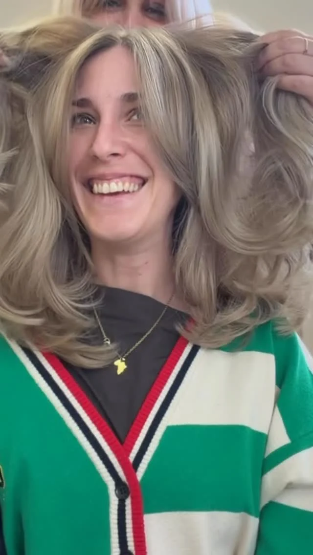 Von Gelb-Orange zu einem edlen, strahlenden Blond ✨🔥Was für eine Transformation! Und das Beste? Die Kundin selbst sagt im Video: „Es ist mega schön!“ 😍Genau für solche Momente lieben wir unseren Job – wenn aus Unsicherheit pure Begeisterung wird 💛#BlondTransformation #HairGoals #balayagelove